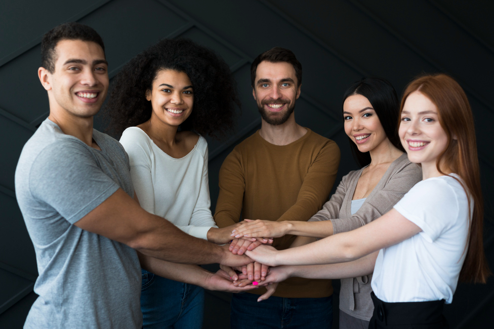 Grupo de jovens felizes em grupo praticando a inteligência emocional